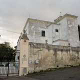 Per raggiungere Villa Damiani dal centro imbocchiamo via Fanelli. Arrivati all�altezza di Carbonara incrociamo a destra strada della Vela, sulla quale proseguiamo per circa 300 metri, sino al civico 97, l� dove si trova la nostra meta